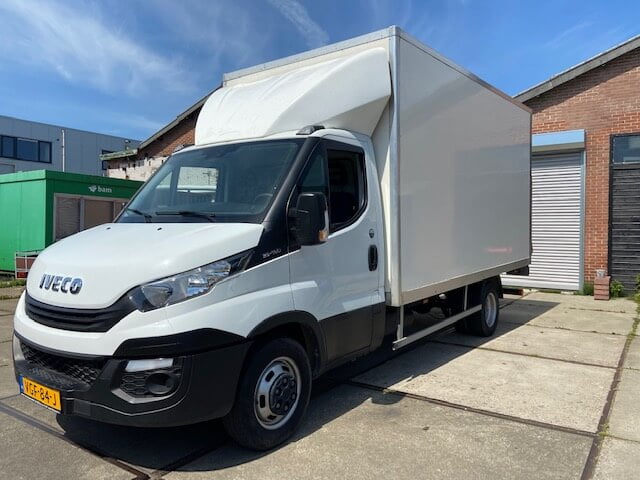 IVECO Daily bakwagen met chauffeurVanaf 290 euro per dag inclusief brandstof.
