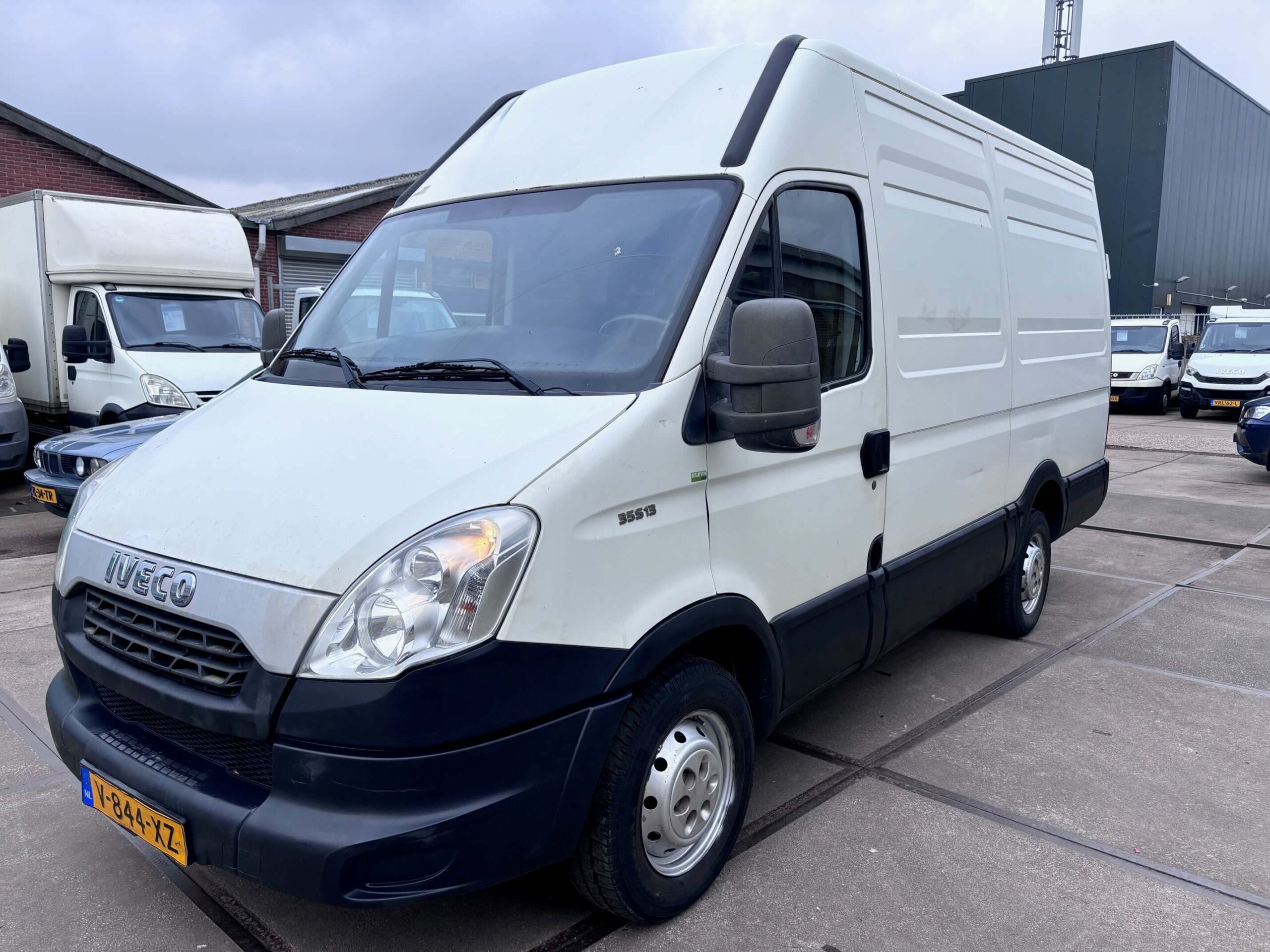 IVECO L2H2 bestelbus met chauffeurVanaf 190 euro per dag inclusief brandstof.
